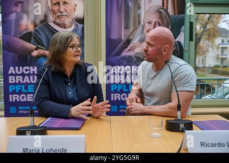 Die Diakonie Deutschland will mit der Pflegekampagne sechs Bausteine für eine gute Pflegereform den Druck auf die Politik erhoehen. Sie forderte am Mittwoch, 06.11.2024, in Berlin eine Pflegevollversicherung, die soziale Absicherung pflegender Angehoeriger und eine gesetzliche Verpflichtung für Kommunen zu einer lokalen Altenhilfeplanung im Foto vom 06.11.2024 Pressekonferenz mit vlnr. Diakonie-Sozialvorstaendin Maria Loheide und Ricardo lange, Intensivpfleger und Pflege-Aktivist, im Hintergrund Plakate der Kampagne auch du brauchst Pflege. Irgendwann. , Fuer die Prominente wie vlnr. Schausp Stockfoto