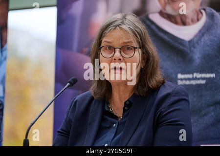 Die Diakonie Deutschland will mit der Pflegekampagne sechs Bausteine für eine gute Pflegereform den Druck auf die Politik erhoehen. Sie forderte am Mittwoch, 06.11.2024, in Berlin eine Pflegevollversicherung, die soziale Absicherung pflegender Angehoeriger und eine gesetzliche Verpflichtung für Kommunen zu einer lokalen Altenhilfeplanung im Foto vom 06.11.2024: Pressekonferenz mit Diakonie-Sozialvorstaendin Maria Loheide vor Plakatmotiv auch du brauchst Pflege. Irgendwann. . Siehe epd-Meldung vom 06.11.2024 REDAKTIONELLE VERWENDUNG NUR *** Diakonie Deutschland will den Druck auf Politiker erhöhen Stockfoto