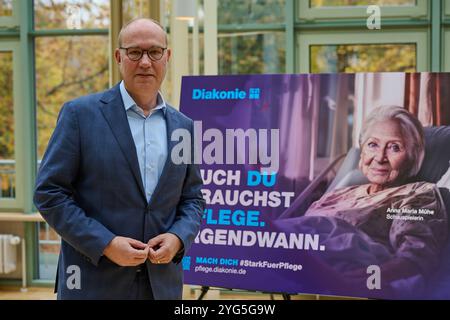 Die Diakonie Deutschland will mit der Pflegekampagne sechs Bausteine für eine gute Pflegereform den Druck auf die Politik erhoehen. Sie forderte am Mittwoch, 06.11.2024, in Berlin eine Pflegevollversicherung, die soziale Absicherung pflegender Angehoeriger und eine gesetzliche Verpflichtung für Kommunen zu einer lokalen Altenhilfeplanung im Foto vom 06.11.2024: Pressekonferenz mit Diakonie-Praesident Ruediger Schuch vor Plakatmotiv auch du brauchst Pflege. Irgendwann. mit der Schauspielerin Anna Maria Muehe Mühe. Siehe epd-Meldung vom 06.11.2024 REDAKTIONELLE VERWENDUNG NUR *** Diakonie Deutschland will Stockfoto