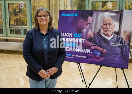 Die Diakonie Deutschland will mit der Pflegekampagne sechs Bausteine für eine gute Pflegereform den Druck auf die Politik erhoehen. Sie forderte am Mittwoch, 06.11.2024, in Berlin eine Pflegevollversicherung, die soziale Absicherung pflegender Angehoeriger und eine gesetzliche Verpflichtung für Kommunen zu einer lokalen Altenhilfeplanung im Foto vom 06.11.2024: Pressekonferenz mit Diakonie-Sozialvorstaendin Maria Loheide vor Plakatmotiv auch du brauchst Pflege. Irgendwann. mit dem Schauspieler Benno Fuehrmann Fürmann. Siehe epd-Meldung vom 06.11.2024 NUR REDAKTIONELLE VERWENDUNG *** Diakonie Deutschland W Stockfoto