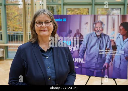 Die Diakonie Deutschland will mit der Pflegekampagne sechs Bausteine für eine gute Pflegereform den Druck auf die Politik erhoehen. Sie forderte am Mittwoch, 06.11.2024, in Berlin eine Pflegevollversicherung, die soziale Absicherung pflegender Angehoeriger und eine gesetzliche Verpflichtung für Kommunen zu einer lokalen Altenhilfeplanung im Foto vom 06.11.2024: Pressekonferenz mit Diakonie-Sozialvorstaendin Maria Loheide vor Plakatmotiv auch du brauchst Pflege. Irgendwann. mit dem Arzt Eckhart von Hirschhausen. Siehe epd-Meldung vom 06.11.2024 REDAKTIONELLE VERWENDUNG NUR *** Diakonie Deutschland will Stockfoto