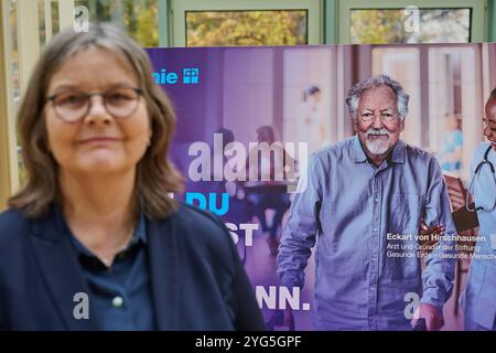 Die Diakonie Deutschland will mit der Pflegekampagne sechs Bausteine für eine gute Pflegereform den Druck auf die Politik erhoehen. Sie forderte am Mittwoch, 06.11.2024, in Berlin eine Pflegevollversicherung, die soziale Absicherung pflegender Angehoeriger und eine gesetzliche Verpflichtung für Kommunen zu einer lokalen Altenhilfeplanung im Foto vom 06.11.2024: Pressekonferenz mit Diakonie-Sozialvorstaendin Maria Loheide vor Plakatmotiv auch du brauchst Pflege. Irgendwann. mit dem Arzt Eckhart von Hirschhausen. Siehe epd-Meldung vom 06.11.2024 REDAKTIONELLE VERWENDUNG NUR *** Diakonie Deutschland will Stockfoto