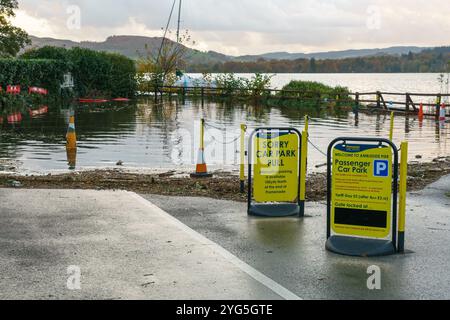 Parkplatzschilder vor einem überfluteten Unterwasserparkplatz nach Unwetter Stockfoto