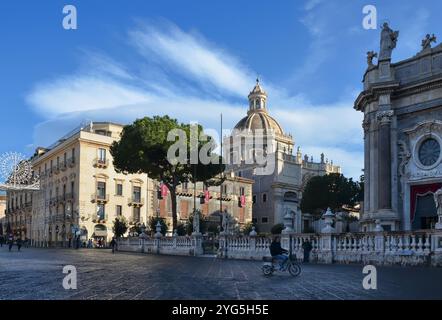 Piazza del Duomo, Catania, Sizilien, Italien. Gebäude im einzigartigen lokalen Barockstil. Stockfoto