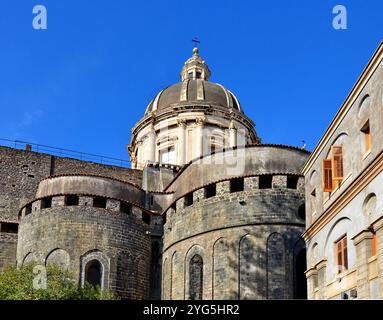 Die normannische Apsis und die Kuppel der Metropolitan Cathedral von Saint Agatha, die in der Regel als Catania Cathedral bekannt ist. Catania, Sizilien, Italien. Stockfoto