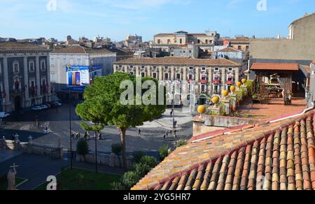 Blick auf Piazza del Duomo, Catania, Sizilien, Italien. Gebäude im einzigartigen lokalen Barockstil. Stockfoto