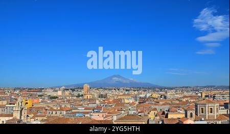 Blick auf die Stadt Catania und den Ätna-Vulkan. Sizilien, Italien, Stockfoto