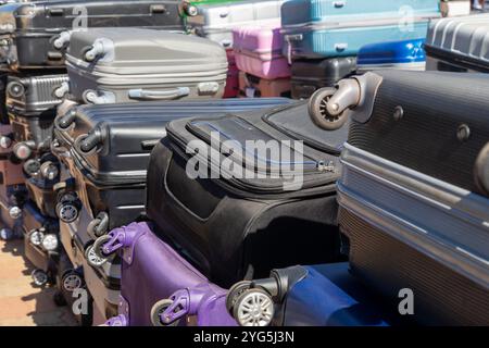 Verlorenes und gefundenes Gepäck Koffer und Taschen, während der Flugreise geht viel Gepäck verloren, Beschwerden und Haftung Stockfoto