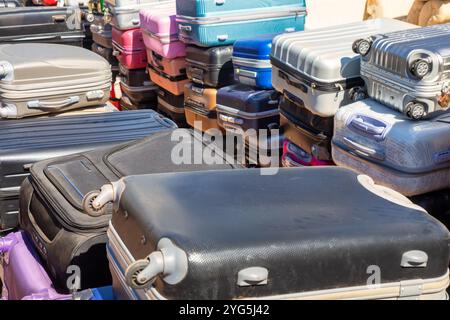 Verlorenes und gefundenes Gepäck Koffer und Taschen, während der Flugreise geht viel Gepäck verloren, Beschwerden und Haftung Stockfoto