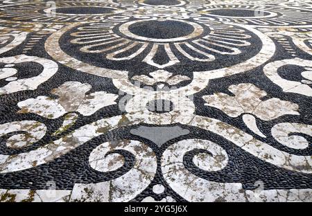 Der Mosaikboden des Kreuzgangs aus schwarzen Kieselsteinen und weißem Kalkstein des Palazzo dell'Università (Universität Catania), Sizilien, Italien. Stockfoto