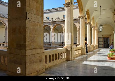 Kreuzgang von Palazzo dell'Università (Universität Catania), Sizilien, Italien. Stockfoto