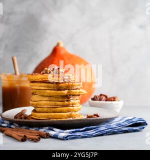 Amerikanische Kürbispfannkuchen mit Pekannuss. Süße, saisonale Herbstgerichte Stockfoto
