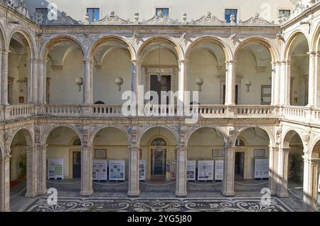 Das Kloster des Palazzo dell'Università (Universität Catania) mit zwei Ordnungen von Loggien ist ein beispielhaftes architektonisches Werk von Vaccarini. Stockfoto