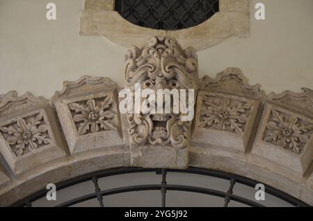 Mascaron schmückt die Eingangstür des Palazzo dell'Università (Universität Catania) in Sizilien, Italien. Stockfoto