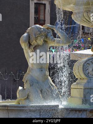 Detail der Fontana dell'Amenano, ein Brunnen aus Carrara-Marmor, der 1867 vom neapolitanischen Bildhauer Tito Angelini geschaffen wurde. Catania, Sizilien, Italien. Stockfoto