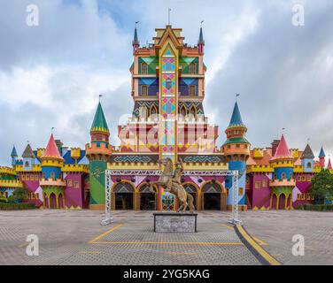 Santa Catarina, Brasilien - 12. November 2020: Burg der Nationen (Castelo das Nacoes) - Eingang zum Beto Carrero World Freizeitpark Stockfoto