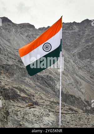 Die indische Flagge, die hoch im Herzen der Natur liegt, verkörpert den Geist der Widerstandsfähigkeit und des Nationalstolzes. Stockfoto