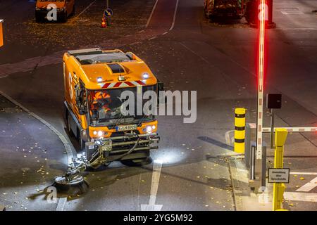 Kehrmaschine unterwegs auf Stuttgarts Straßen. // 04.10.2024: Stuttgart, Baden-Württemberg, Deutschland *** Kehrmaschine auf der Straße in Stuttgart 04 10 2024 Stuttgart, Baden-Württemberg, Deutschland Stockfoto