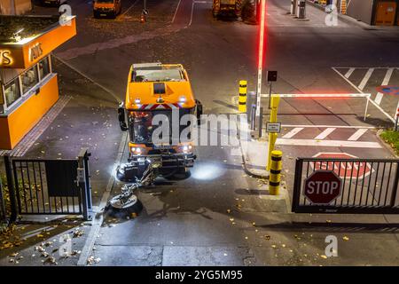 Kehrmaschine unterwegs auf Stuttgarts Straßen. // 04.10.2024: Stuttgart, Baden-Württemberg, Deutschland *** Kehrmaschine auf der Straße in Stuttgart 04 10 2024 Stuttgart, Baden-Württemberg, Deutschland Stockfoto