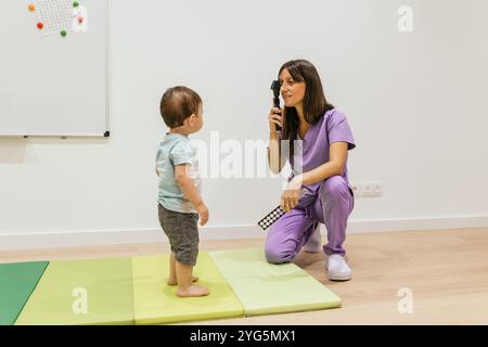 Optometrist untersucht das Sehvermögen eines Jungen in der Klinik Stockfoto