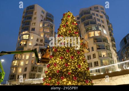 London, Großbritannien. 5. November 2024. Arbeiter schmücken einen Weihnachtsbaum vor dem Kraftwerk Battersea, während festliche Ausstellungen in der ganzen Stadt installiert werden. Quelle: Eleventh Photography/Alamy Live News Stockfoto