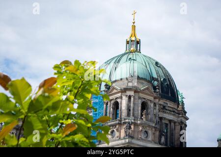 Berlin, Deutschland - 2024: Blick auf die neue Kirche, Deutscher Dom befindet sich in Berlin am Gendarmenmarkt. Stockfoto