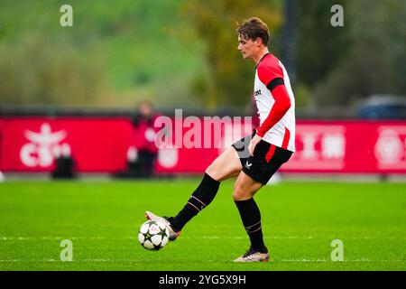 Rotterdam - Thijs Kraaijeveld von Feyenoord während der vierten Runde des neuen Formats der Jugendliga 2024/2025. Das Spiel findet am 6. November 2024 in Rotterdam, Niederlande, zwischen Feyenoord U19 und dem FC Red Bull Salzburg U19 bei Nieuw Varkenoord statt. (VK Sportphoto/Danny de Groot) Stockfoto