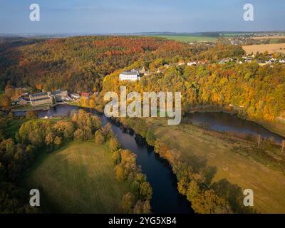 Luftbild Sachsenburg Burganlage Sachsenburg und KZ-Gedenkstätte Sachsenburg am Fluss Zschopau Sachsenburg Sachsen Deutschland *** Luftbild Sachsenburg Schloss Sachsenburg und KZ-Gedenkstätte Sachsenburg am Fluss Zschopau Sachsenburg Sachsen Deutschland Sachsenburg24 00107 Stockfoto