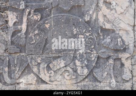 Chichen Itza, Quintana Roo, Mexiko. 1. Juni 2011: Komplizierte Maya-Schnitzereien an einer Steinmauer in Chichen Itza, Mexiko. Stockfoto