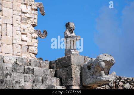 Chichen Itza, Quintana Roo, Mexiko. 1. Juni 2011: Alte Steinschnitzereien an den Ruinen von Chichen Itza in Mexiko unter klarem blauen Himmel. Stockfoto