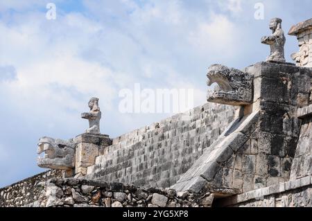 Chichen Itza, Quintana Roo, Mexiko. Juni 2011: Aufwändige Steinschnitzereien auf den antiken Ruinen von Chichen Itza, Mexiko. Stockfoto