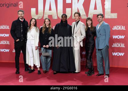 Jan-Martin Müller, Wiebke Frost, Paula Kroh, Lashana Lynch, Eddie Redmayne, Lisa Hofer und Nikolaus Barton bei der Premiere DER TAG DES JACKALS im ZOO Palast in Berlin am 05.11.2024 *** Jan Martin Müller, Wiebke Frost, Paula Kroh, Lashana Lynch, Eddie Redmayne, Lisa Hofer und Nikolaus Barton bei der Uraufführung DES SCHAKALTAGES im ZOO Palast in Berlin am 05 11 2024 Stockfoto