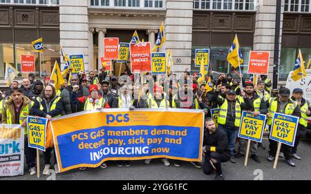 London, Großbritannien. 6. November 2024 Demonstratiopnj vor dem Hauptsitz der G4S marschieren Mitglieder der PCS Union und Parlamentarier vom Kabinettsbüro zum Hauptsitz der G4S die Streikenden, die von G4S als Sicherheitsbeamte, Empfangsmitarbeiter, Reinigungspersonal, Caterer und Träger im Ministerium für Wirtschaft und Handel, im Ministerium für Wissenschaft, Innovation und Technologie und im Kabinettsbüro beschäftigt sind, streiken bis zum 10. November wegen der Bezahlung, der Bedingungen. Sie werden von den Politikern John McDonnell, Diane Abbott und Richard Burgon begleitet. Sie fordern bessere Bezahlung und bessere Bedingungen. Stockfoto