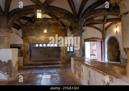 Tomar, Portugal - 2. Juni 2024 - mittelalterliche Küche der ehemaligen Templerorden Clonvent Christi in Tomar, Portugal Stockfoto