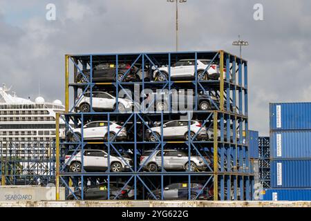 Miami, Florida, USA - 1. Dezember 2023: Neue Autos in Frachtcontainern, die auf Containerschiffen am Hafen von Miami eingesetzt werden Stockfoto