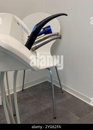 Professionelle Dentalwerkzeuge mit Bohrer – Nahaufnahme von Zahnarztgeräten für die Mundpflege Stockfoto