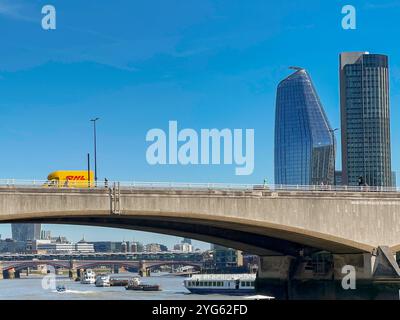 london, England, Großbritannien - 22. August 2023: DHL-Lieferwagen überquert die Straßenbrücken über die Themse im Zentrum von London Stockfoto