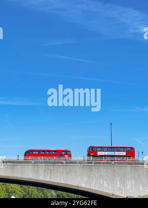 London, England, Großbritannien - 23. August 2023: Zwei rote Londoner Busse fahren einander auf den Brücken über die Themse in der Londoner Innenstadt Stockfoto