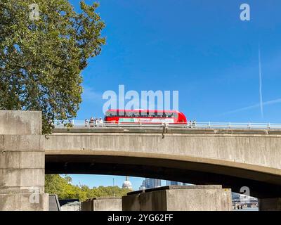 London, England, Großbritannien - 23. August 2023: Malerischer Blick auf einen roten Londoner Bus, der auf einer der Straßenbrücken über die Themse fährt Stockfoto