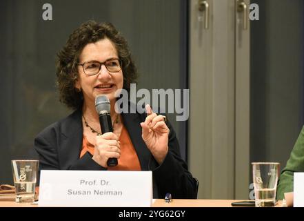 Prof. Susan Neiman bei einer Pressekonferenz, bei der sie zusammen mit anderen Wissenschaftlern Kritik an der Antisemitismus-Definition übte, die vom Bundestag als Grundlage zur Antisemitismus-Bekämpfung verwendet werden soll. Neiman ist Direktorin des Einstein-Forums in Potsdam. PressekonferenzAntisemitismus-Definition *** Prof. Susan Neiman auf einer Pressekonferenz, auf der sie und andere Akademiker die Definition des Antisemitismus kritisierten, die vom Bundestag als Grundlage für die Bekämpfung des Antisemitismus verwendet werden sollte Neiman ist Direktor des Einstein-Forums in Potsdam Pressekonferenz Antisemitismus definitio Stockfoto