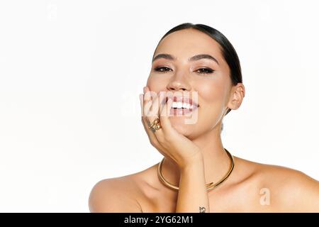 Eine fesselnde junge Frau zeigt ihre Schönheit und ihren Charme, während sie fröhlich lächelt. Stockfoto