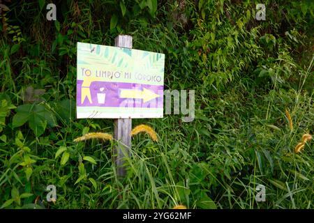 "Ich putze meinen Coroico" -Schild, Teil einer Kampagne, um das Dorf sauber zu halten und Müll und Müll nicht zu hinterlassen, Coroico, Yungas-Region, Bolivien Stockfoto