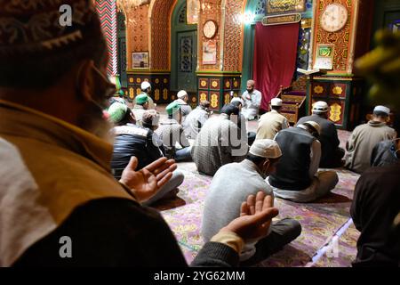 Kaschmirs geben Tarawih-Gebete ab, während sie COVID-19-SOP in einem Schrein in Srinagar beobachten, wo die Indianer Kaschmir am 13. April 2021 verwalteten. Tarawih ist ein zusätzliches Gebet, das von Muslimen auf der ganzen Welt in der Nacht nach Isha (Nachtgebete) im Heiligen Monat Ramadhan durchgeführt wird. Stockfoto