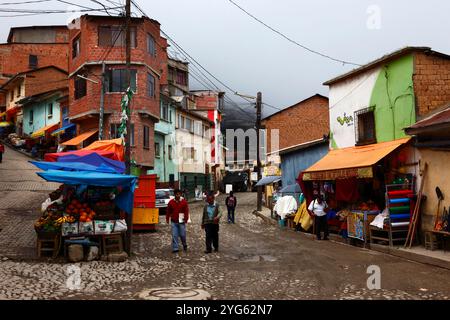 Kopfsteingepflasterte Straßen, Geschäfte und Marktstände an einem bewölkten Tag, Coroico, Yungas Region, Bolivien Stockfoto