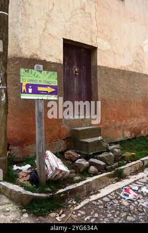 Müll zur Sammlung neben einem Schild, das Teil einer Kampagne ist, um das Dorf sauber zu halten und keine Müll und Müll zu hinterlassen, Coroico, Yungas Region, Bolivien Stockfoto