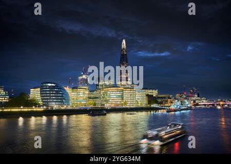 Blick von der Tower Bridge oder der Shard and County Hall Stockfoto
