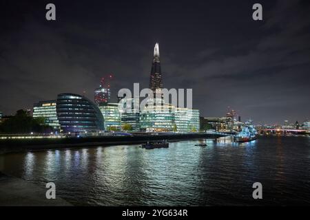 Blick von der Tower Bridge oder der Shard and County Hall Stockfoto