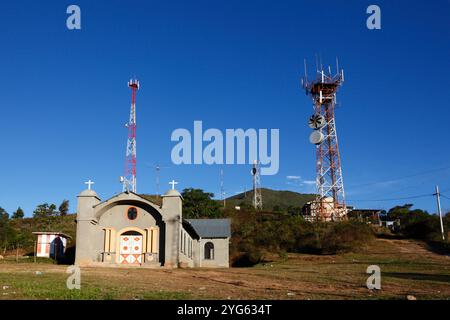 Handy / Funkmasten und moderne Betonkirche Calvario, Coroico, Yungas Region, Bolivien Stockfoto