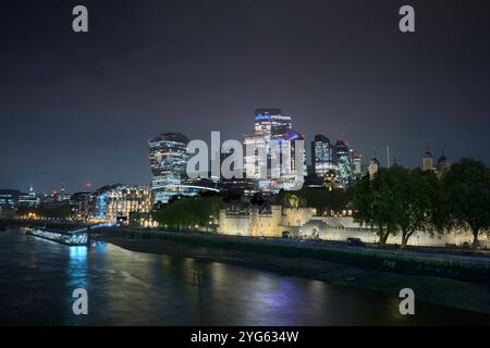Blick auf den Tower of London bei Nacht. Stockfoto