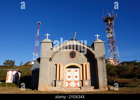Handy / Funkmasten und moderne Betonkirche Calvario, Coroico, Yungas Region, Bolivien Stockfoto